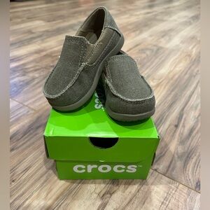 Crocs kids Santa Cruz II Slip On Loafer - C8